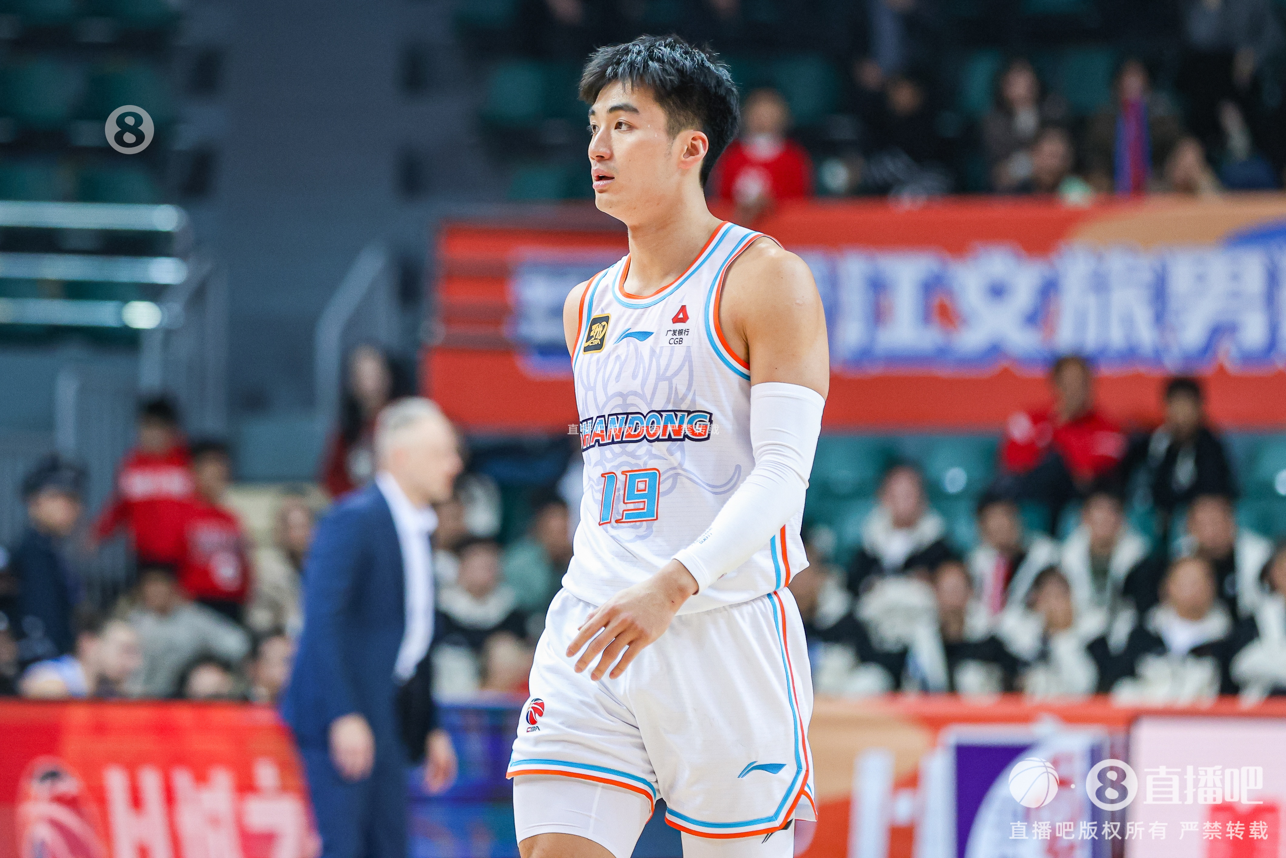 替补上来扭转战局！于德豪9中6拿到17分8板7助2断 正负值+25